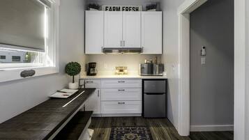 Frigorífic, microones, placa de cuina i cafetera i tetera