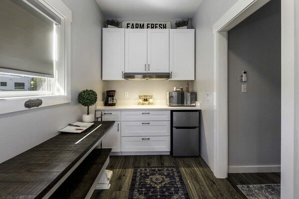 Fridge, microwave, stovetop, coffee/tea maker - Cozy Tiny Cabin with Great for a Tranquil Getaway in Texas (Yantis)