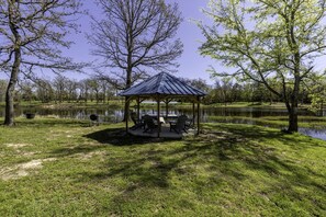 Outdoor dining - Cozy Tiny Cabin with Great for a Tranquil Getaway in Texas (Yantis)