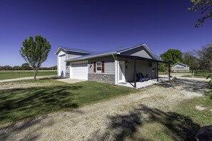 Exterior - Cozy Tiny Cabin with Great for a Tranquil Getaway in Texas (Yantis)