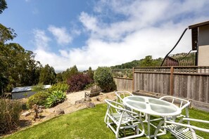Outdoor dining - Oceanfront Beach House Nestled Amidst Trees in Pacifica, California (Pacifica)