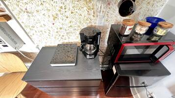 Een koelkast, een magnetron, een koffiezetapparaat/waterkoker