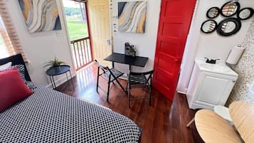 1 slaapkamer, een bureau, een strijkplank/strijkijzer, wifi