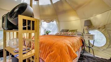 1 bedroom, bed sheets