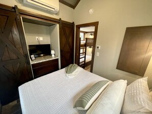 1 bedroom, desk, WiFi, bed sheets - Breathtaking Tiny House Settled Between Trees in Tracy City, Tennessee (Tracy City)