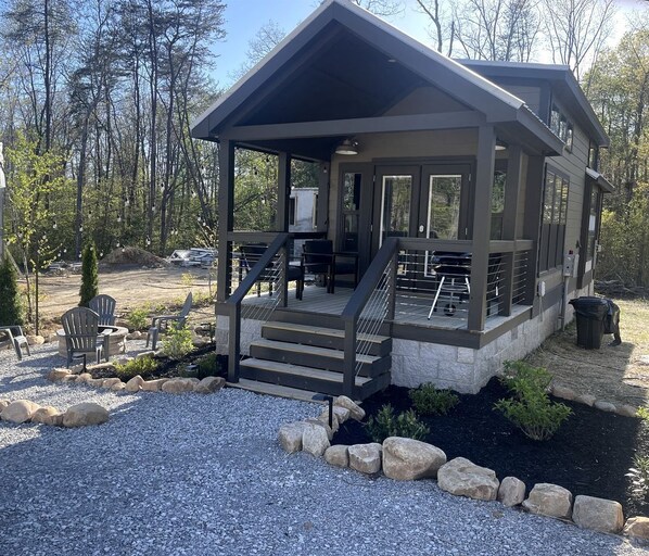 Terrace/patio - Breathtaking Tiny House Settled Between Trees in Tracy City, Tennessee (Tracy City)