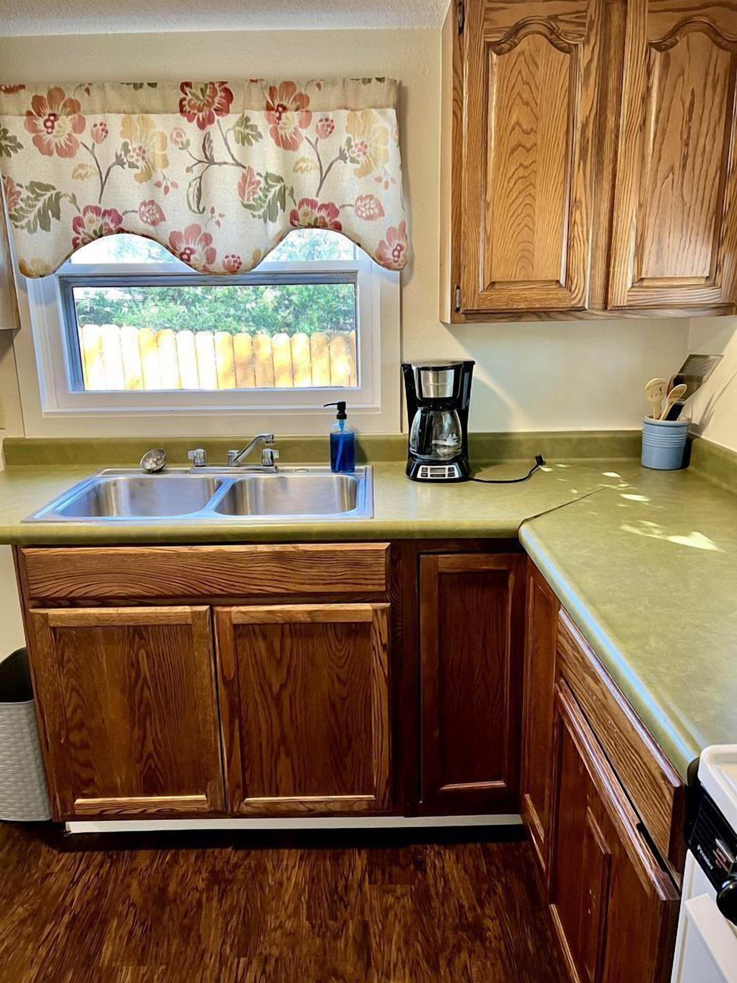 Coffee/tea maker, fridge, oven, stovetop