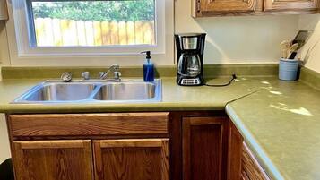 Coffee/tea maker, fridge, oven, stovetop
