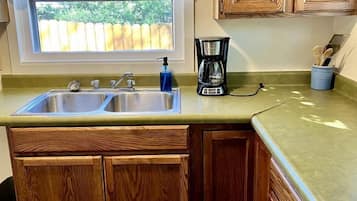 Fridge, oven, stovetop, coffee/tea maker