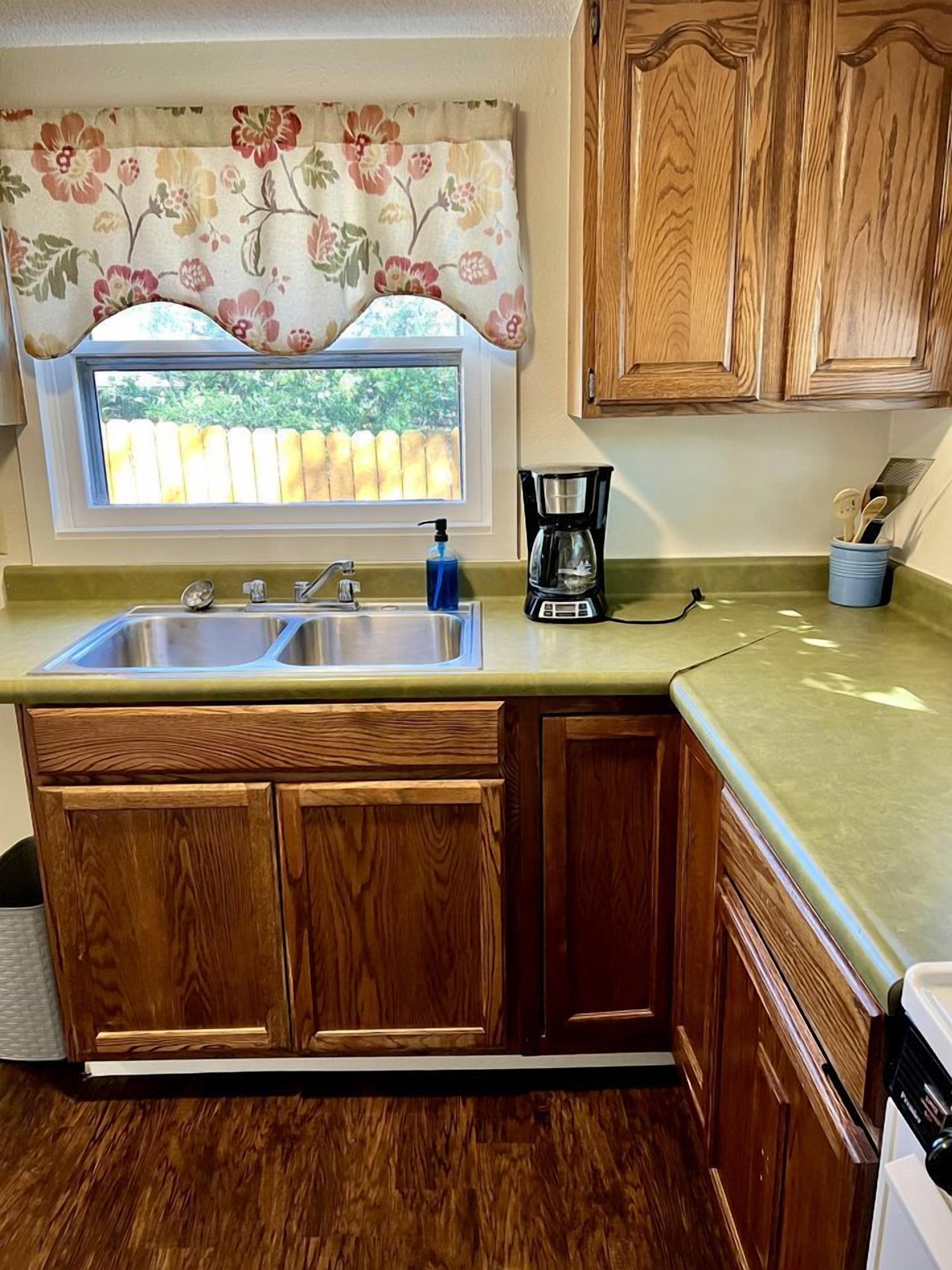 Coffee/tea maker, fridge, oven, stovetop