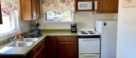 Coffee/tea maker, fridge, oven, stovetop