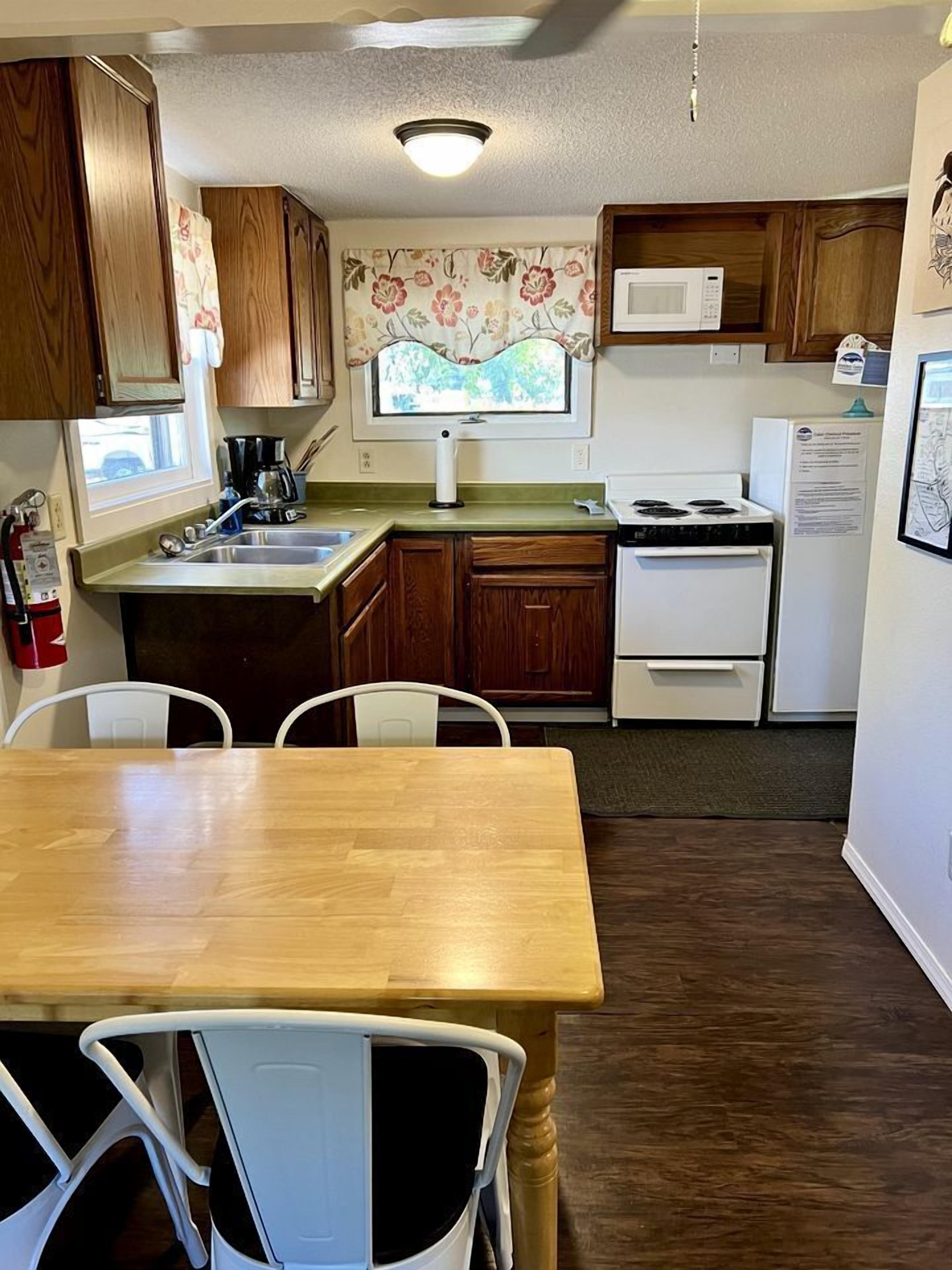 Coffee/tea maker, fridge, oven, stovetop