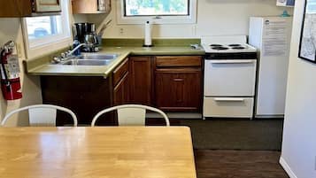 Coffee/tea maker, fridge, oven, stovetop