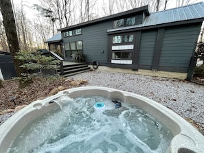 Outdoor spa tub - Chic Tiny Cabin with Jacuzzi, Screened Porch and Grill in Tennessee (Tracy City)
