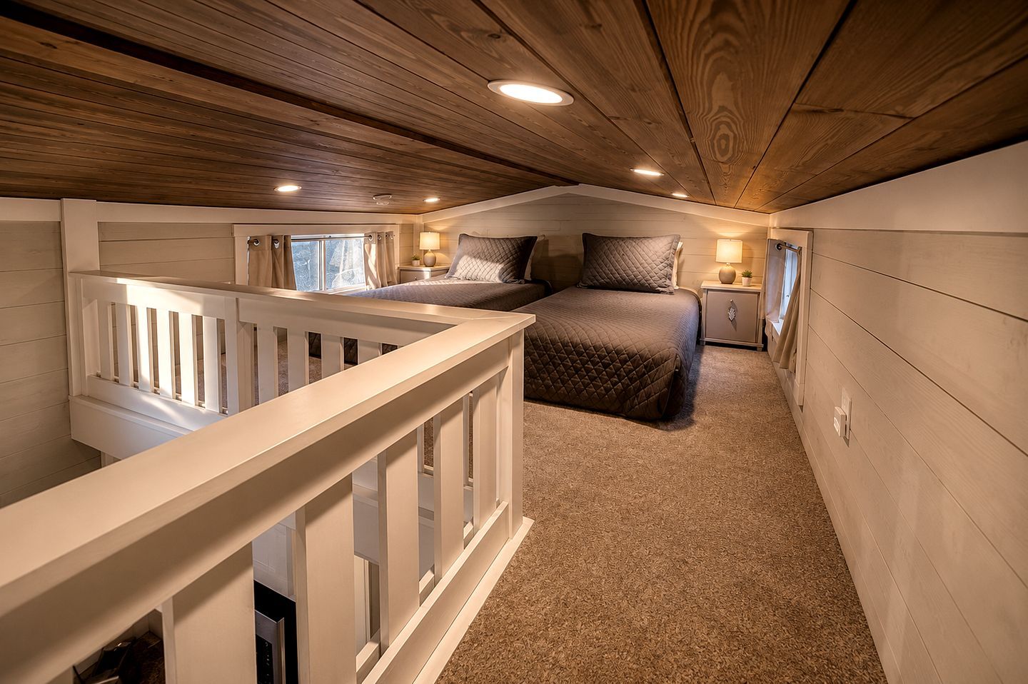 Une chambre à coucher avec un lit, des tables de chevet, une commode, une fenêtre et un plafond en bois.