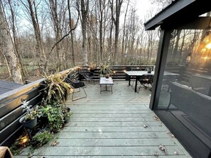 Outdoor dining - Chic Tiny Cabin with Jacuzzi, Screened Porch and Grill in Tennessee (Tracy City)