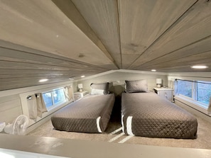 1 bedroom, WiFi, bed sheets - Chic Tiny Cabin with Jacuzzi, Screened Porch and Grill in Tennessee (Tracy City)