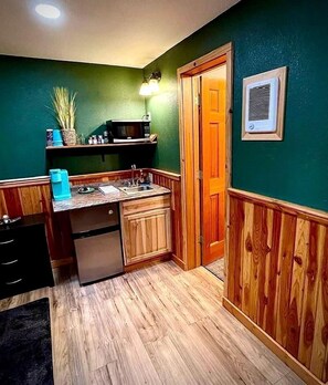 Fridge, microwave, coffee/tea maker - Romantic Vacation Rental Great to Disconnect in Montana (Thompson Falls)