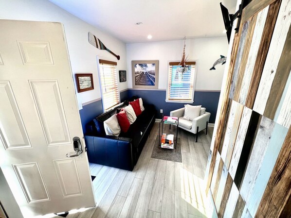 TV - Sweet Tiny House Surrounded by Trees in Cape Charles, Virginia (Cape Charles)