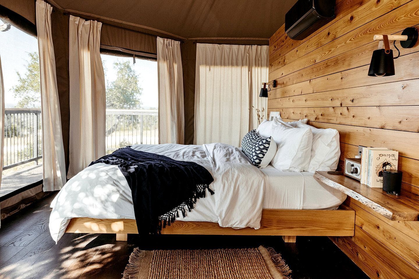 1 chambre, coffres-forts dans les chambres, bureau, draps fournis