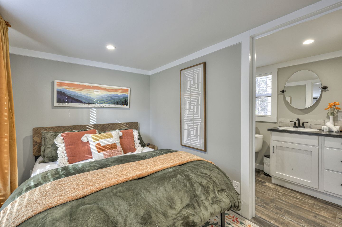 1 bedroom, desk, WiFi, bed sheets