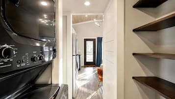 Una cocina moderna con estufa integrada y vista al comedor.