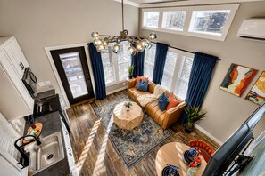 Ein modernes Wohnzimmer mit einer Couch, einem Couchtisch und einem Essbereich.