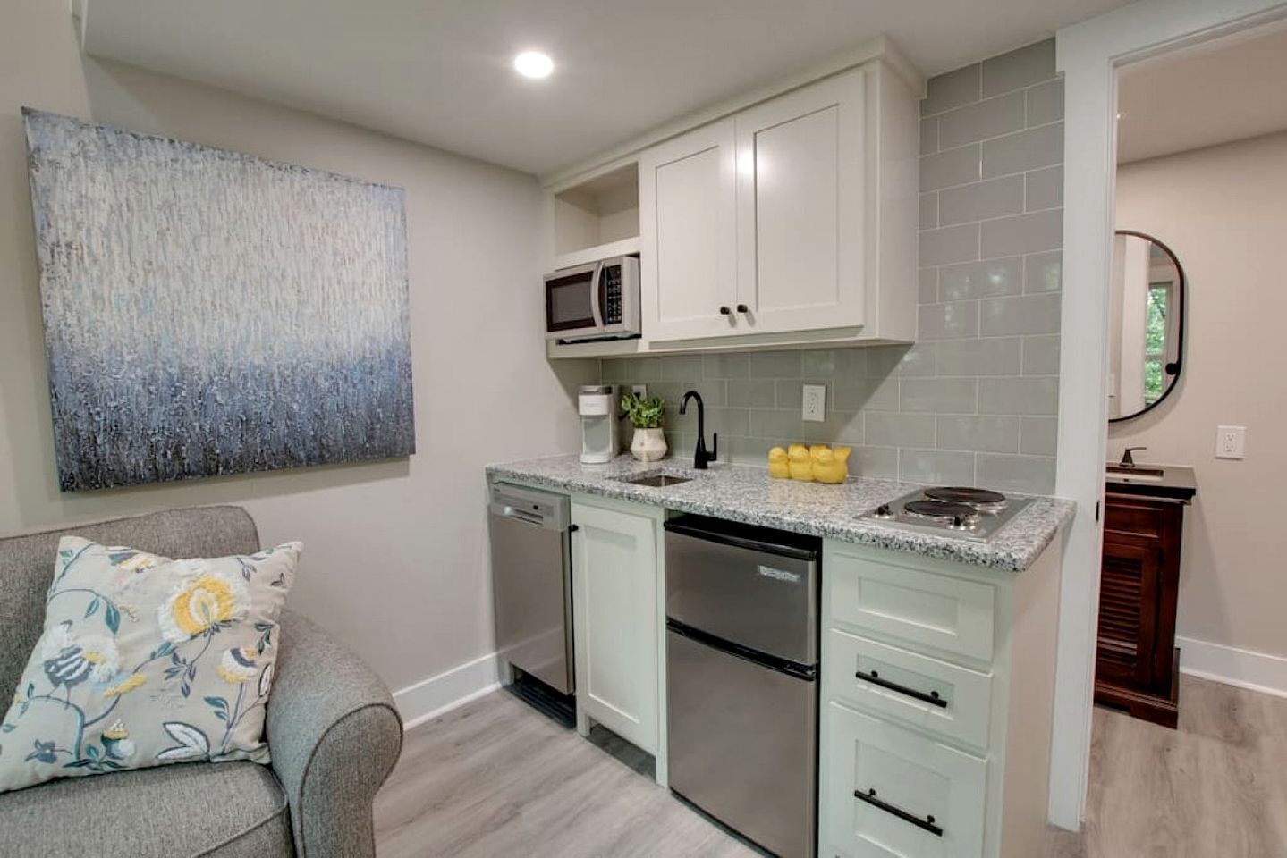 Coffee/tea maker, fridge, microwave, stovetop