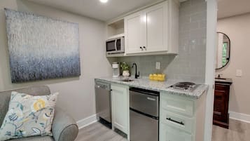 Coffee/tea maker, fridge, microwave, stovetop