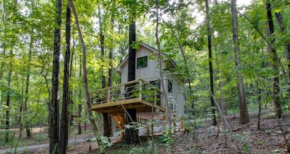 Serene Tree House with Forest Views from the Deck in Alabama