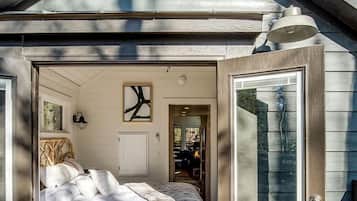 1 bedroom, desk, WiFi, bed sheets