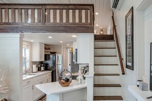 Refrigerador, microondas, parrilla de estufa y cafetera y tetera