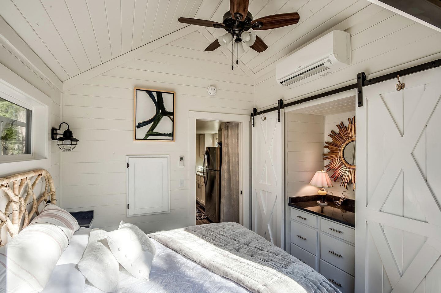 1 bedroom, desk, WiFi, bed sheets