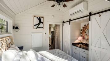 1 bedroom, desk, WiFi, bed sheets