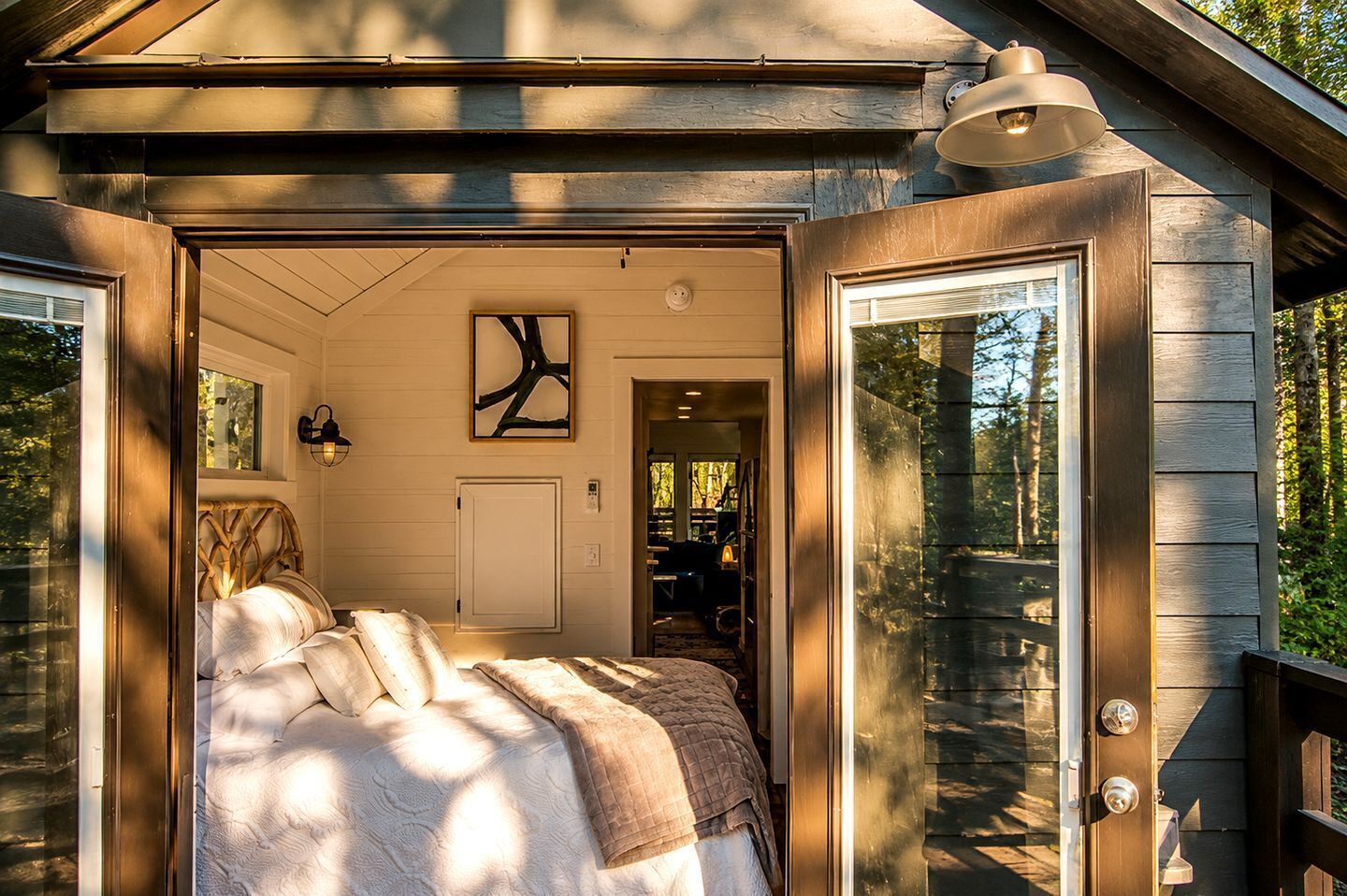 1 bedroom, desk, WiFi, bed sheets