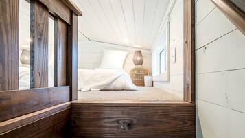 1 bedroom, desk, WiFi, bed sheets