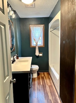 Bathroom - Lakefront Cabin with Deck Great for Families in South Dakota (Hot Springs)