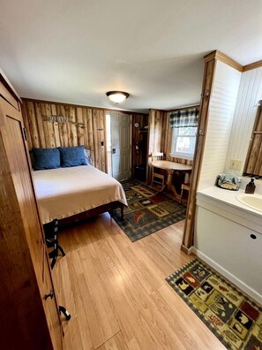 Room - Fish Cabin #3 (Hot Springs)