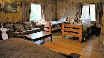 1 dormitorio, caja fuerte, escritorio y tabla de planchar con plancha