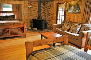 1 Schlafzimmer, Zimmersafe, Schreibtisch, Bügeleisen/Bügelbrett