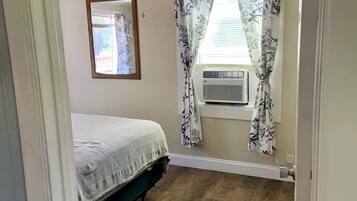 1 bedroom, bed sheets