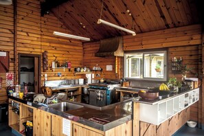 Fridge, oven, stovetop, cookware/dishes/utensils - Forest Lodge (Craigieburn Forest Park)