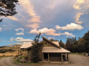 Exterior - Forest Lodge (Craigieburn Forest Park)