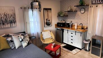 1 bedroom, desk, iron/ironing board, WiFi