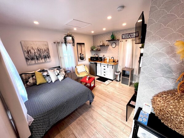 1 bedroom, desk, iron/ironing board, WiFi - Glorious Tiny House Nestled Amidst Trees in Cape Charles, Virginia (Cape Charles)