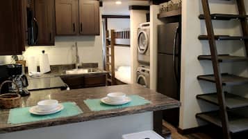 Coffee/tea maker, fridge, microwave, oven