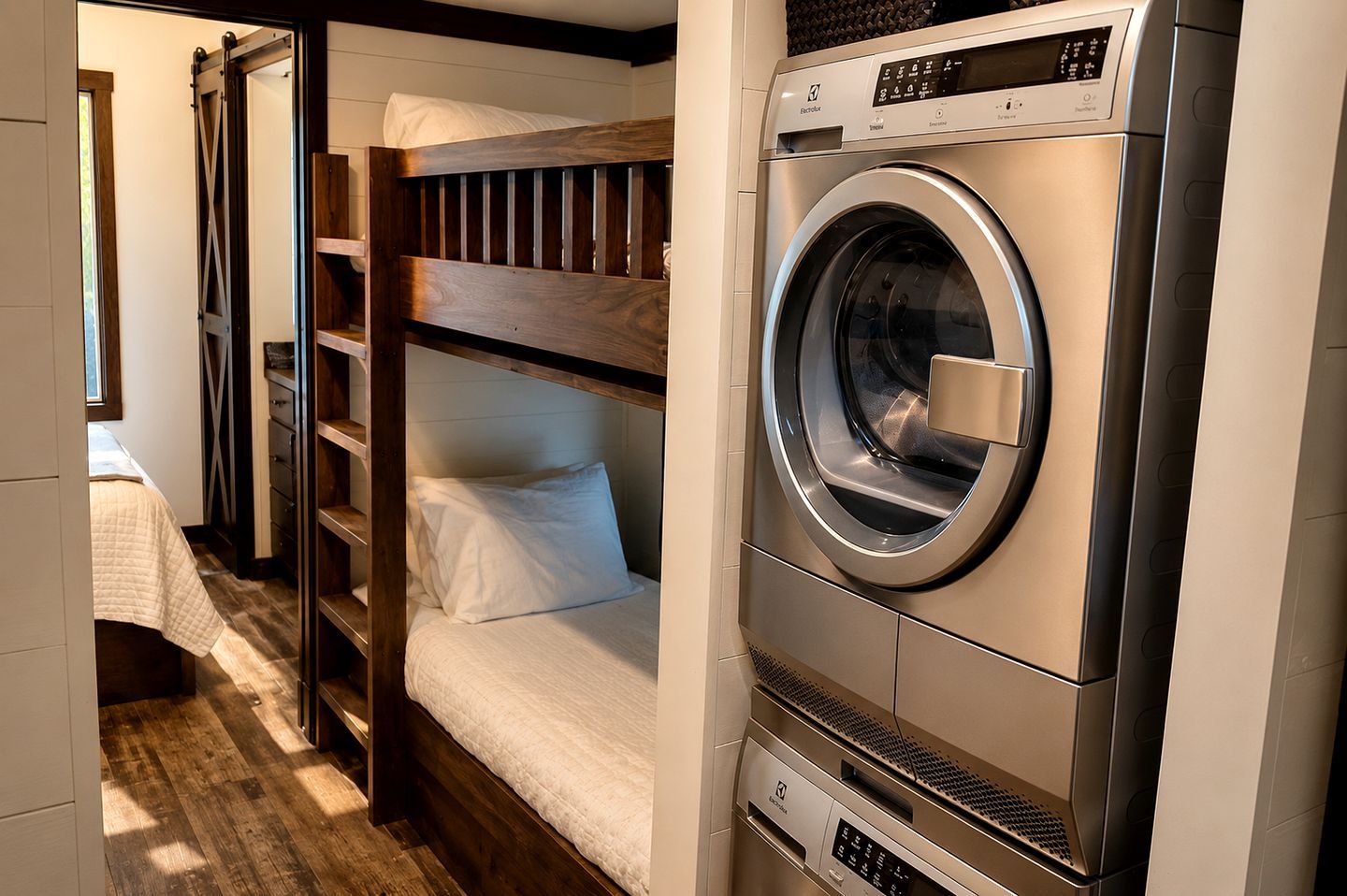 Une petite buanderie équipée d’un lave-linge encastré et d’un lit superposé avec une structure en bois.