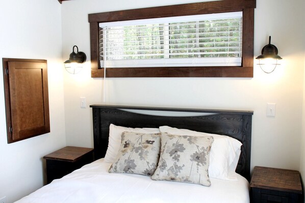 1 bedroom, desk, WiFi, bed sheets