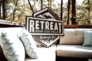 En skylt för ett retreatcenter i Deer Lick Falls, Montgomery, Tennessee, med en design som föreställer ett bergigt landskap.