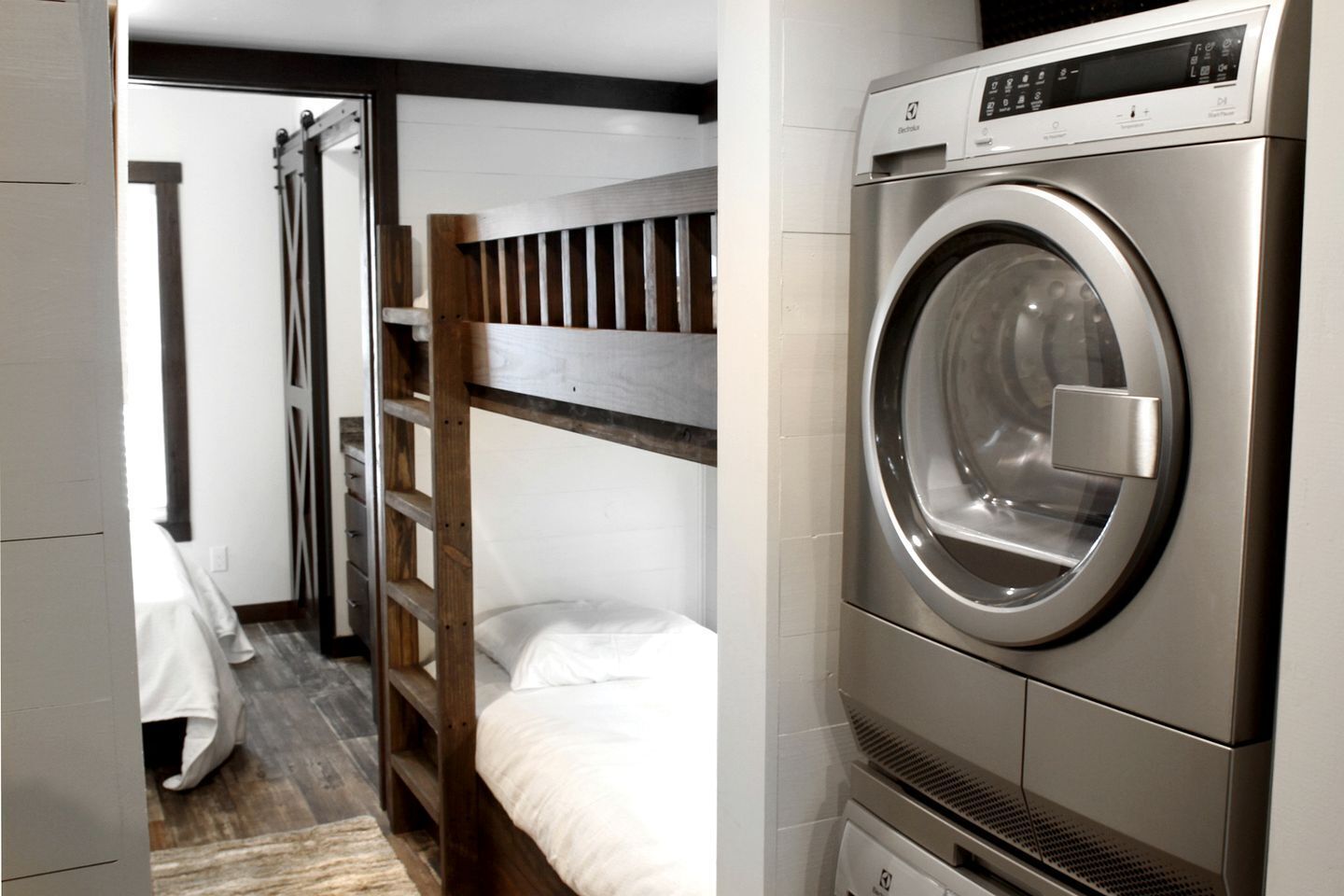 1 bedroom, desk, WiFi, bed sheets